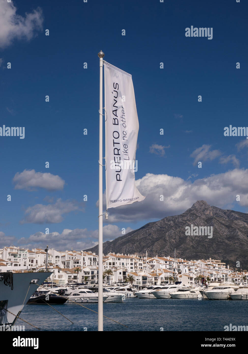 Puerto Banus Banner Flag' wie kein anderer "fliegende und luxuriöse Yachthafen mit Super Yachten von Puerto Banus, Marbella, Andalusien, Costa del Sol, Spanien Stockfoto