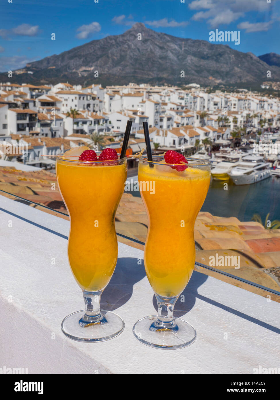Puerto Banús Marbella frischen natürlichen Spanisch Orangensaft Gläser, auf Luxus Alfresco bar Hotel Terrasse mit Blick auf den Yachthafen Puerto Banús Marbella Spanien Stockfoto