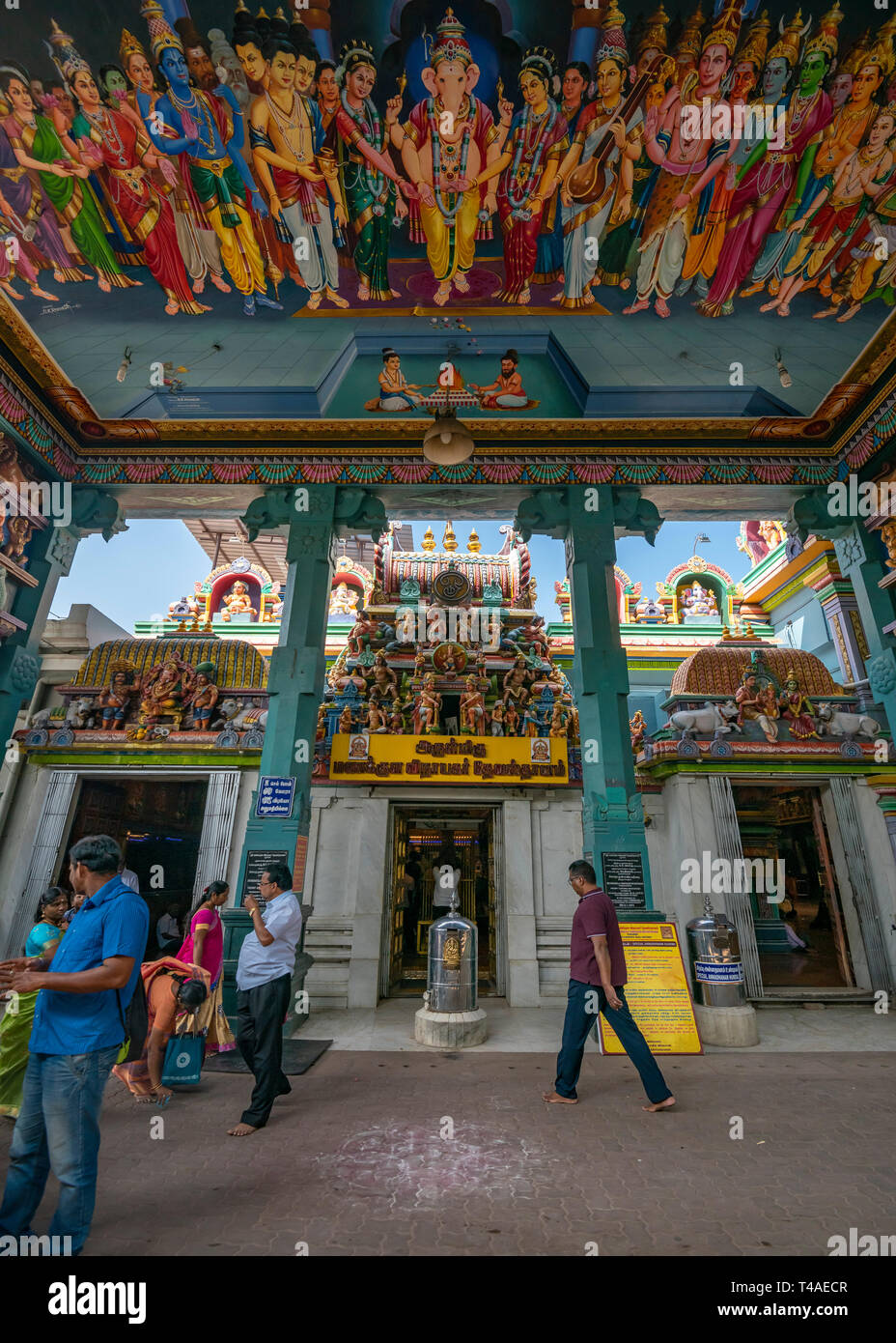 Vertikale Ansicht der Manakula Vinyagar Tempel in Pondicherry, Indien. Stockfoto