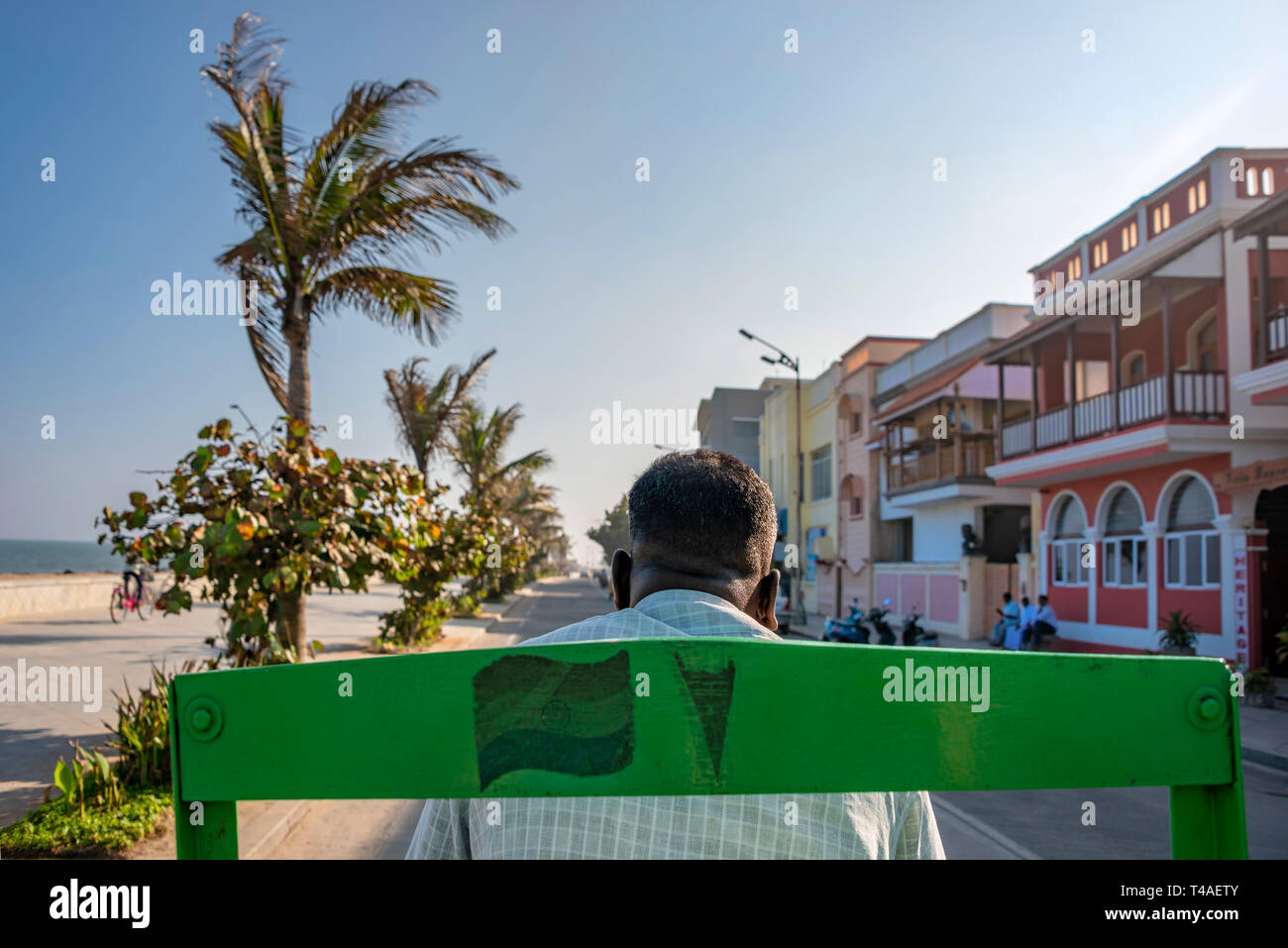 Horizontale streetview von der Rückseite eines Zyklus Rikscha in Pondicherry, Indien. Stockfoto
