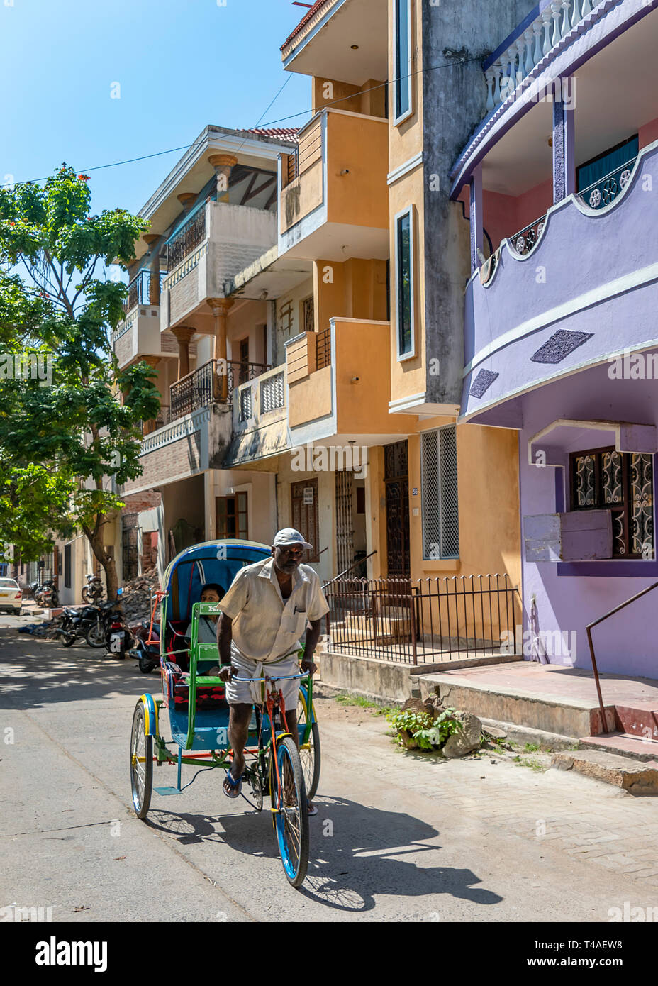 Vertikale typische Streetview in Pondicherry mit einem Zyklus Rikscha. Stockfoto