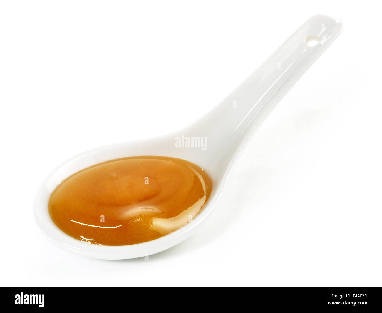 Manuka Honig in einem Löffel auf weißem Hintergrund Stockfoto