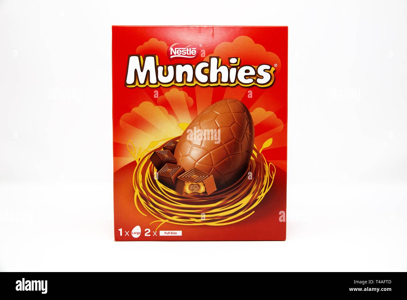 Nestle Munchies Osterei auf weißem Hintergrund Stockfoto
