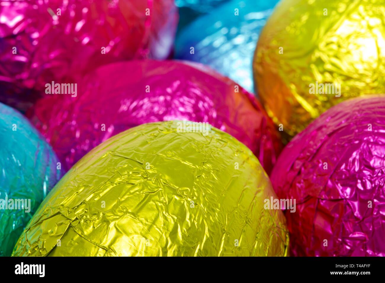 Bunte Sammlung von Folie eingewickelt Ostereier Stockfoto
