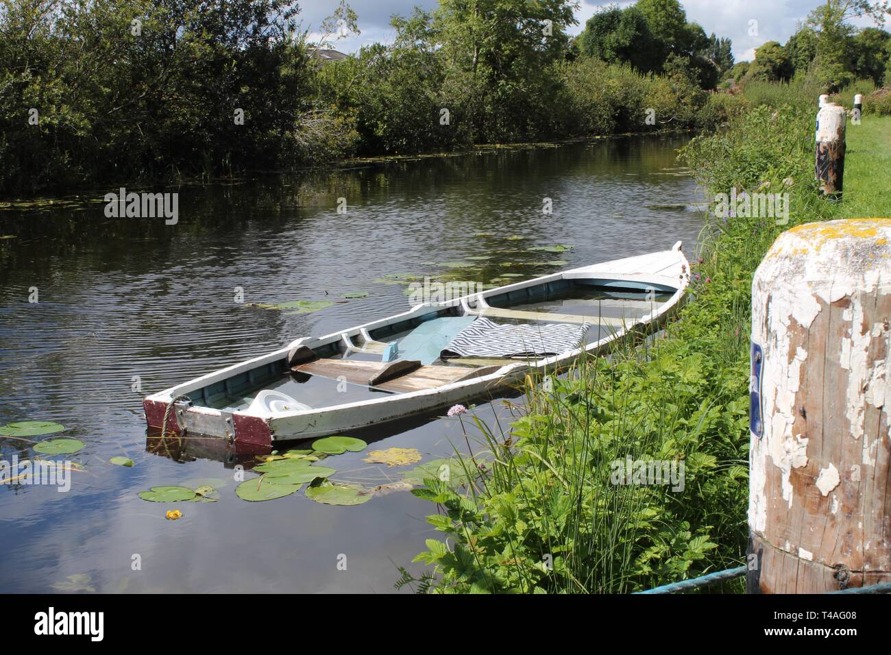 Verfallenes Canal Wurf versunkenen Boot Stockfoto