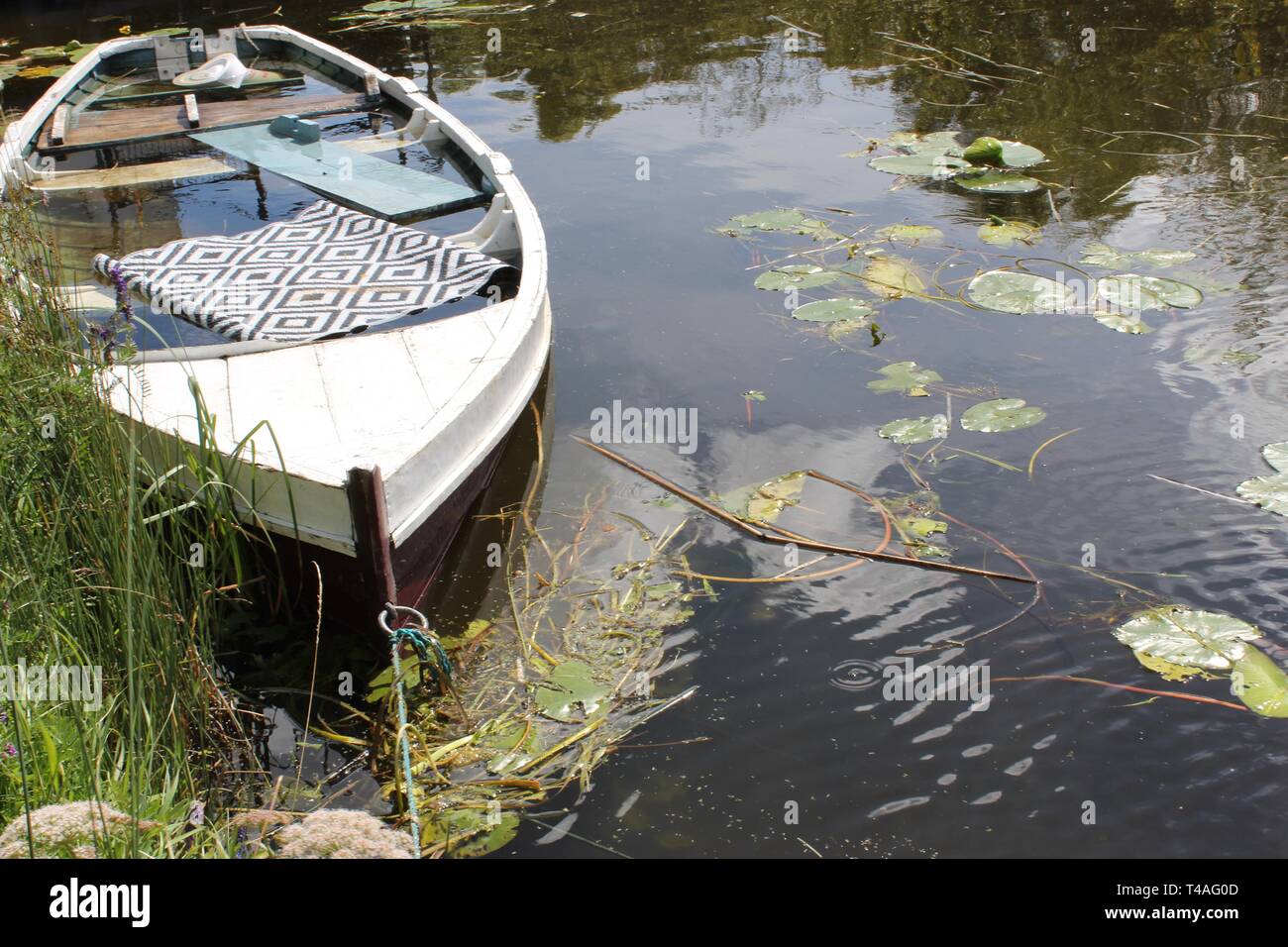 Verfallenes Canal Wurf versunkenen Boot Stockfoto