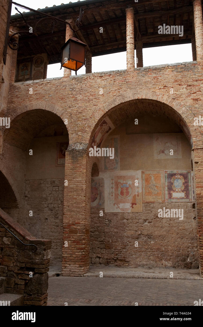 Innenhof und Loggia im Palazzo del Popolo, mit Fresken von Sodoma: San Gimignano Stockfoto
