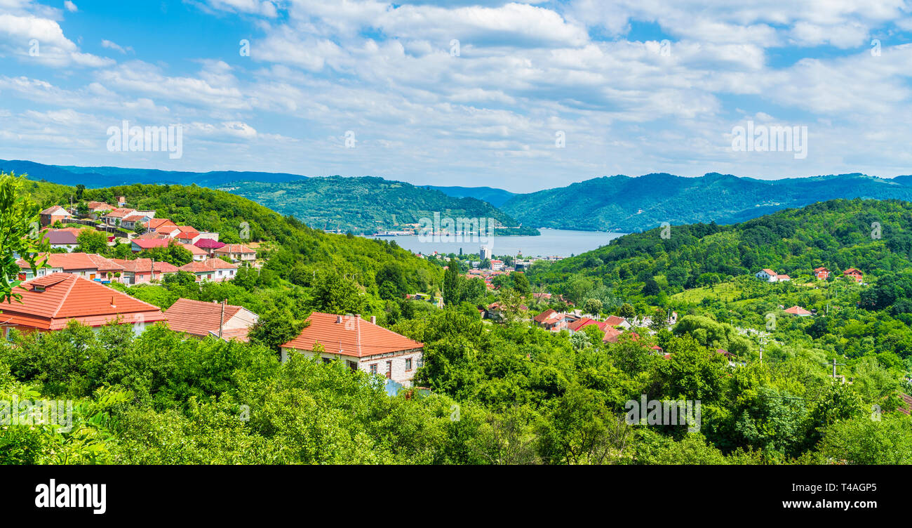Panoramablick über Orsova Stadt, Donau im Hintergrund, Rumänien Stockfoto