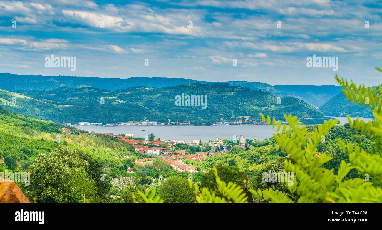 Panoramablick über Orsova Stadt, Donau im Hintergrund, Rumänien Stockfoto