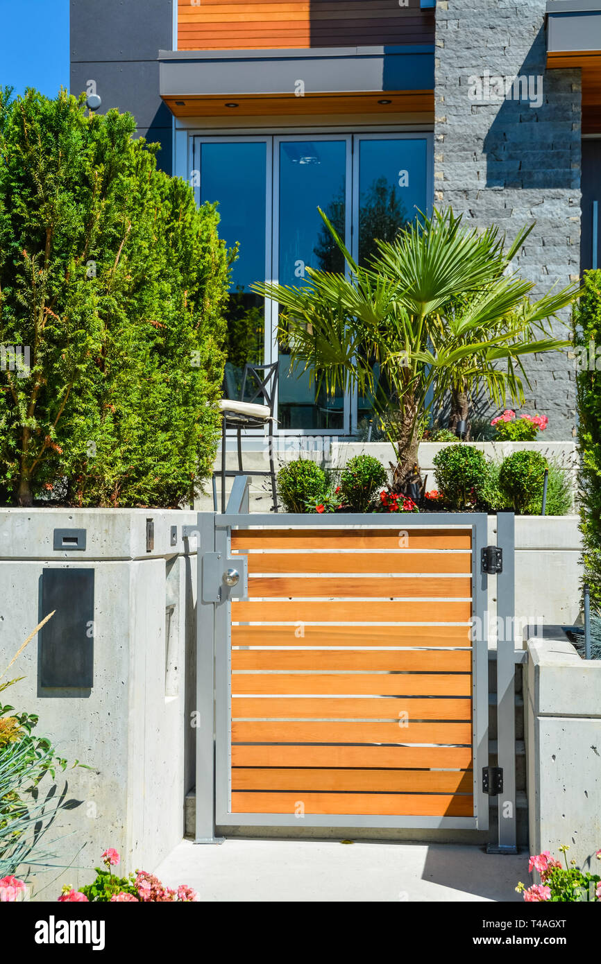 Contemporary driveway landscape Fotos und Bildmaterial in hoher