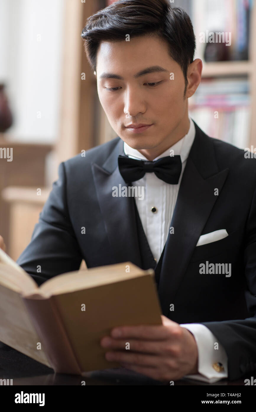 Junger Edelmann Lesung in der Studie Stockfoto