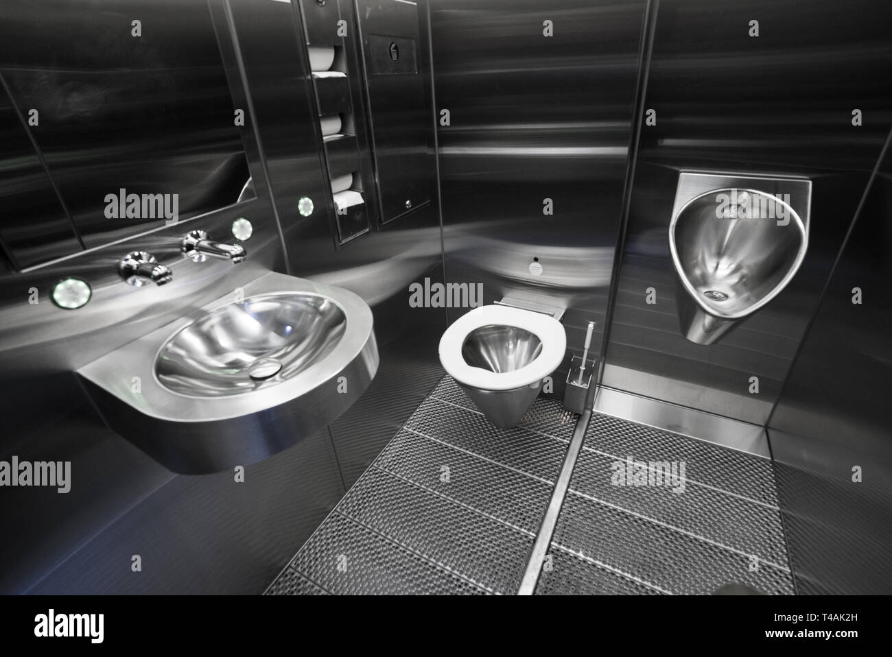 Moderne öffentliche Toilette aus Metall und komplett für einfache Desinfektion und Reinigung integriert Stockfoto