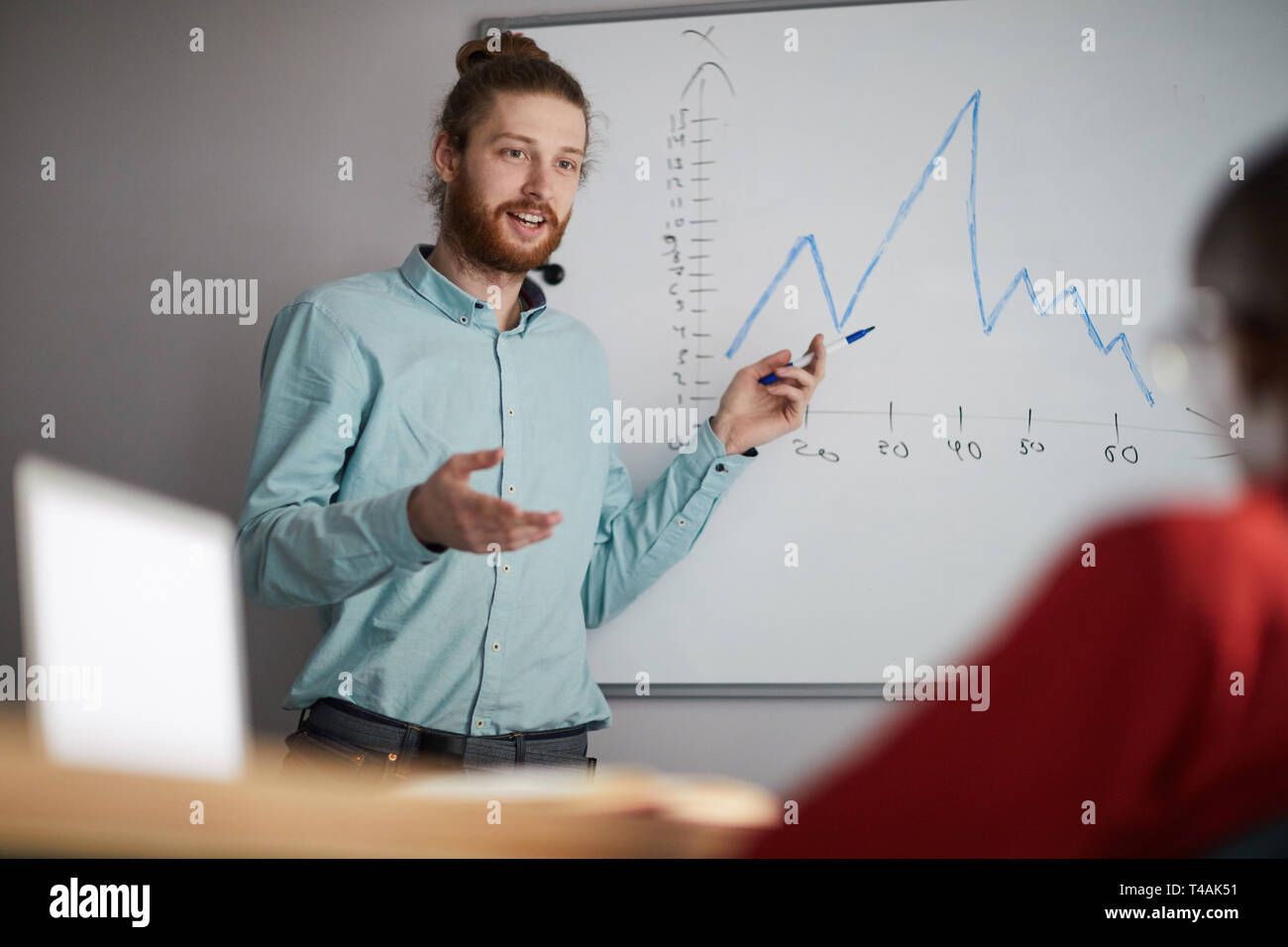 Der heutige Mensch eine Präsentation halten Stockfoto