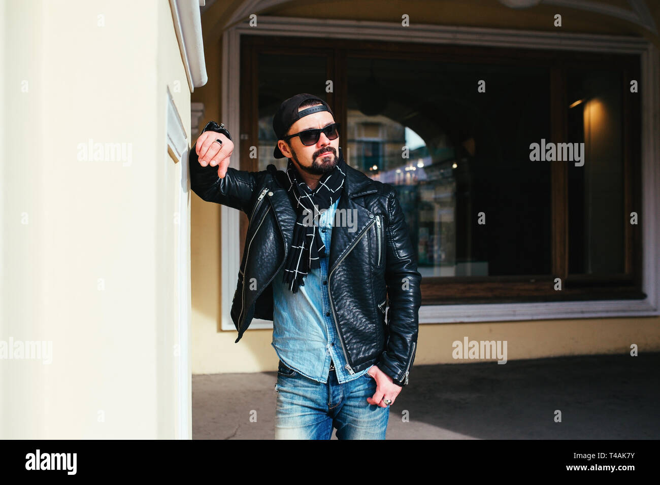 Mann in der Lederjacke und Sonnenbrillen in Stadt posing Stockfoto