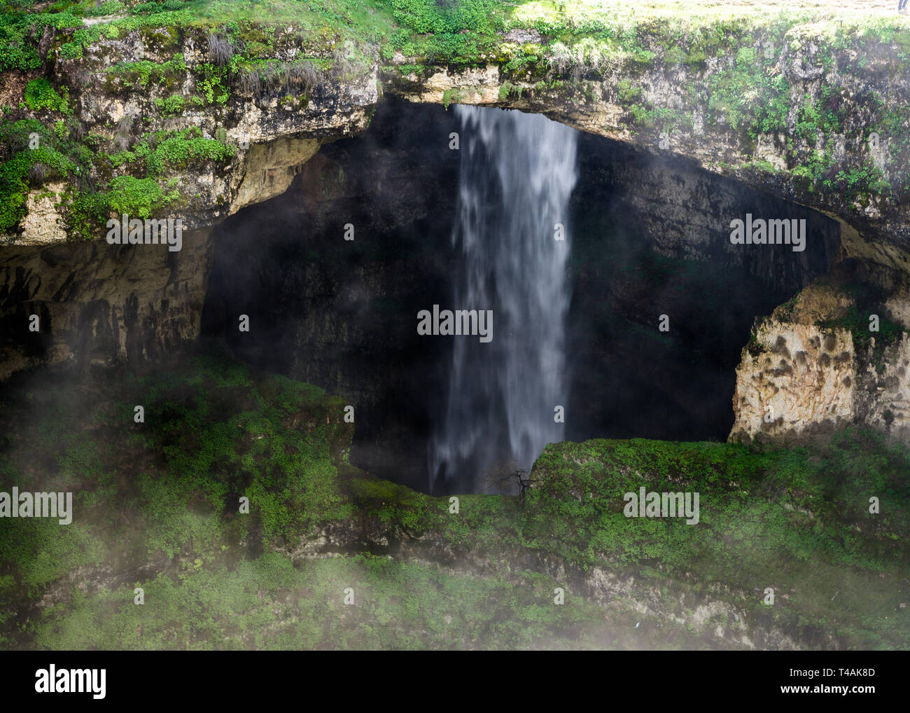 Baatara Schlucht Wasserfall durch die beiden unteren Natural Bridges, Tannourine, Libanon gerahmt Stockfoto Baatara Schlucht Wasserfall durch die beiden unteren Natural Bridges, Tannourine, Libanon gerahmt Stockfoto