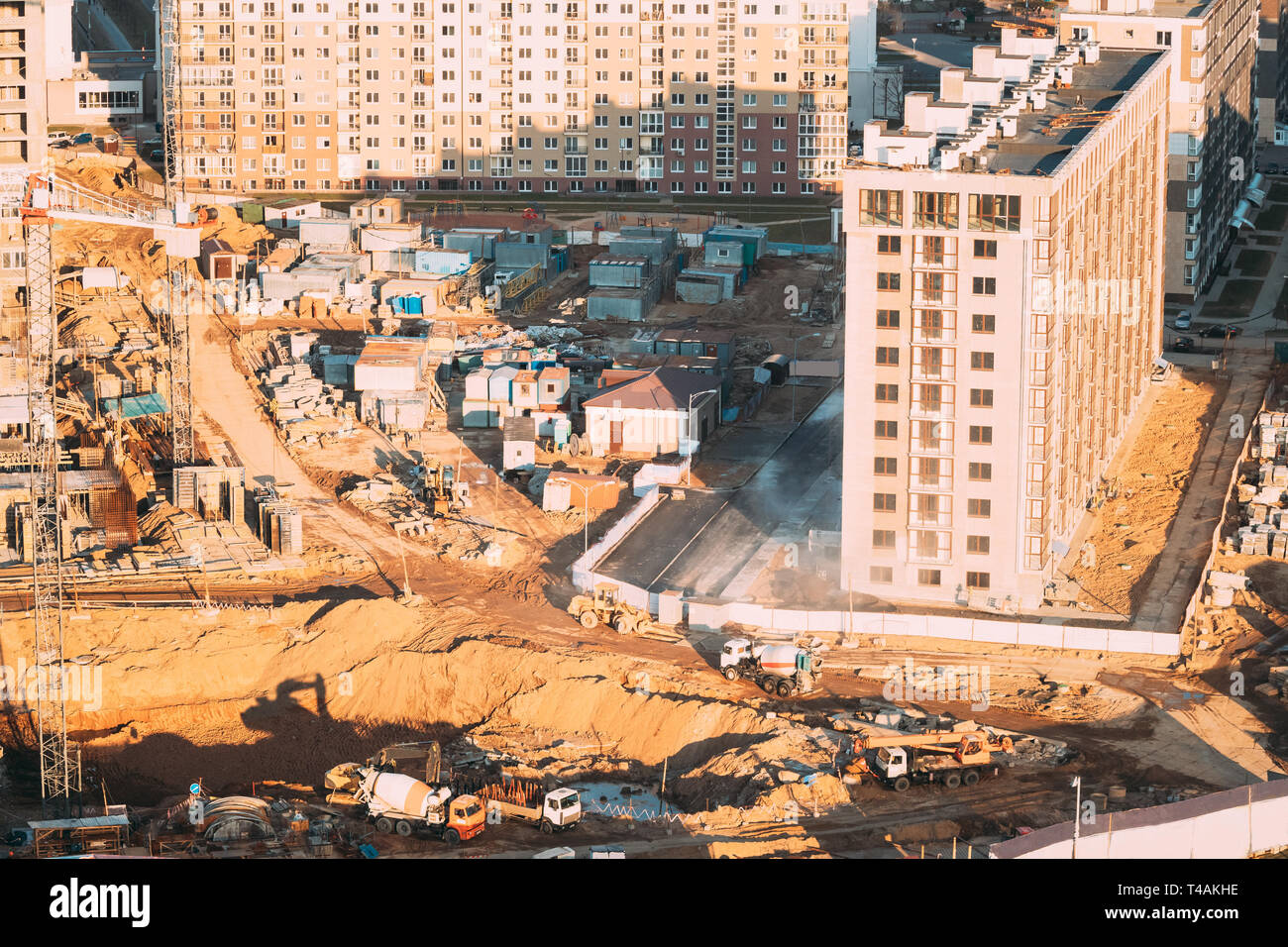 Besondere konkrete Transport-LKW (intransit Mixer) Einheit, LKW und Kran von Ausleger, die auf Stadt Baustelle. Bau von Häusern. Stockfoto