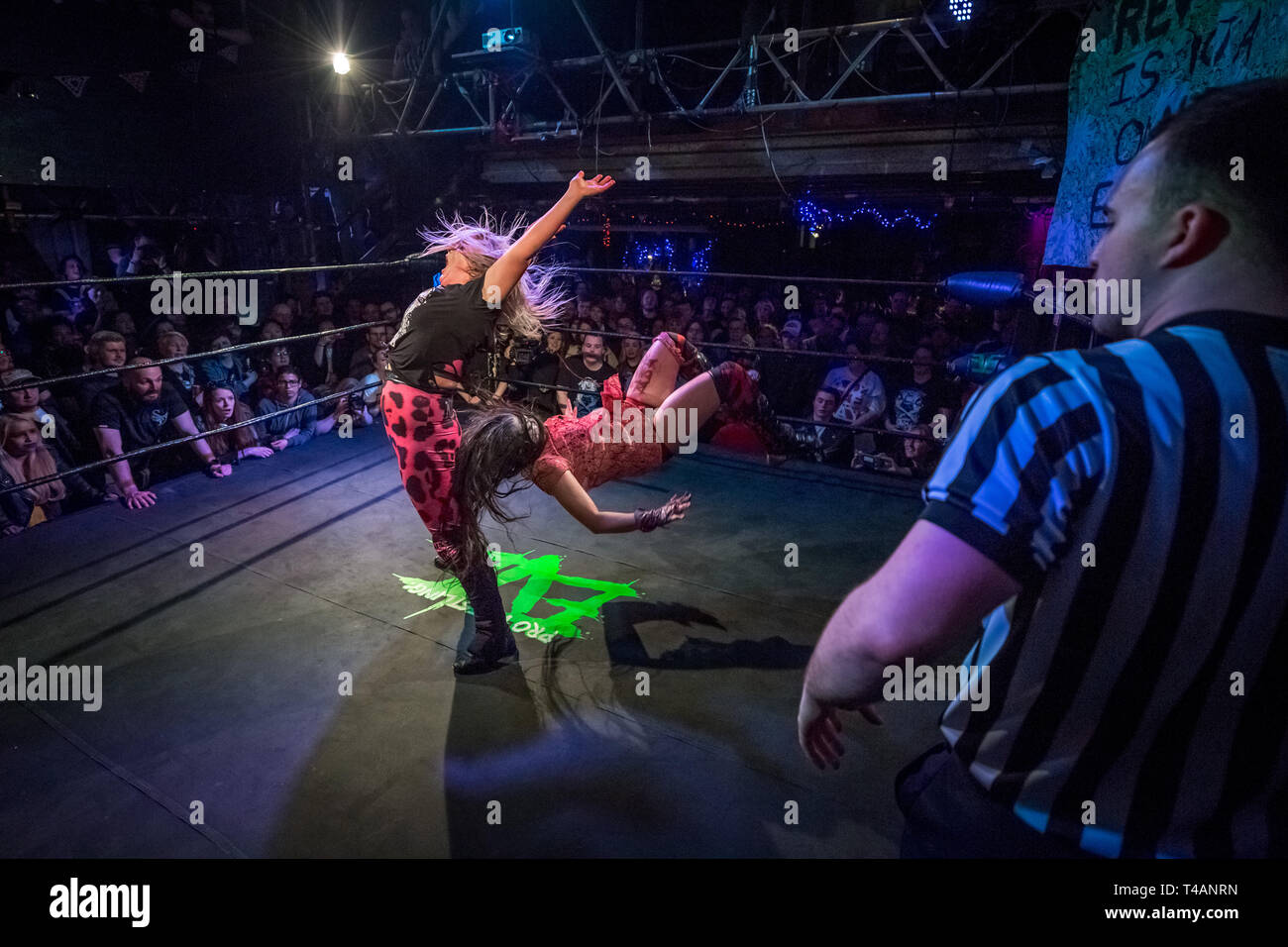 London, Großbritannien. 13. April 2019. Eva Frauen Wrestling" größer als SHEsus "Professional Women wrestling Veranstaltung. Credit: Guy Corbishley/Alamy leben Nachrichten Stockfoto