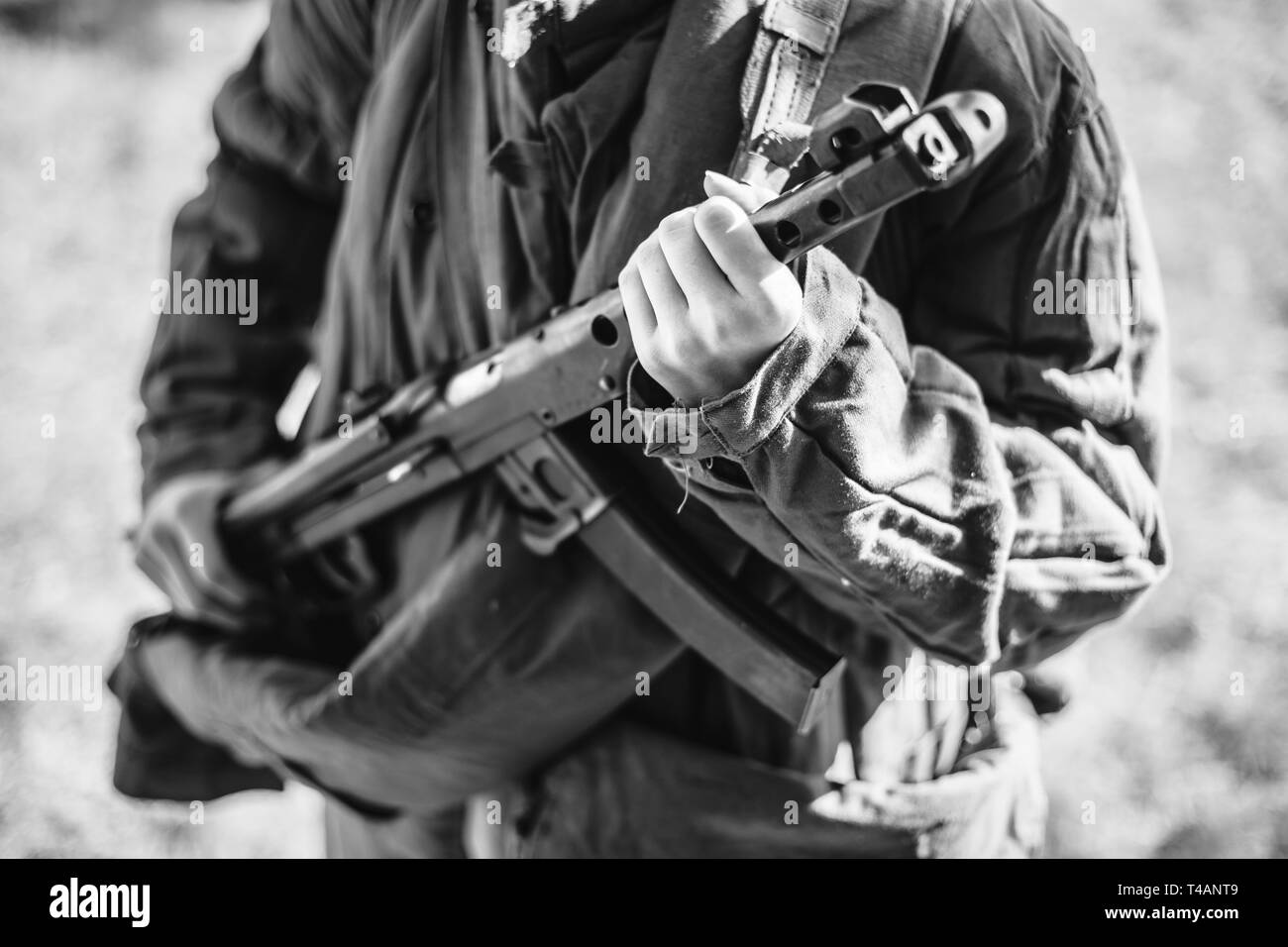 Frau Re-Enactor gekleidet als Zweiter Weltkrieg sowjetische Russische Rote Armee Soldat Holding Weltkrieg Waffe Maschinenpistole Pps-43. WWII WW2 Russian Ammunitio Stockfoto