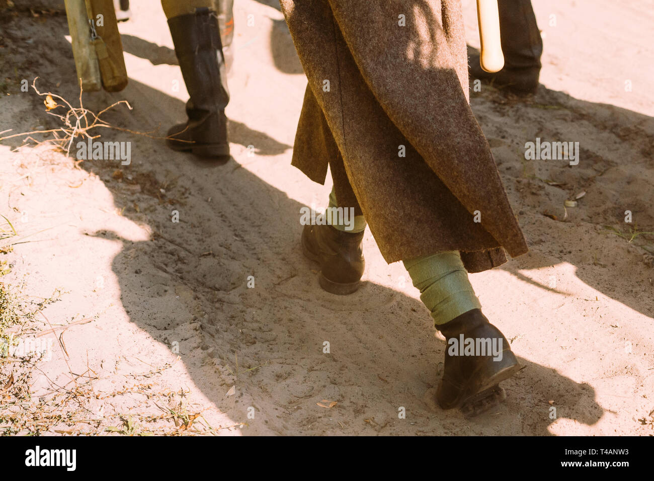Re-enactors als Zweiter Weltkrieg russisch-sowjetischen Soldaten der Roten Armee gekleidet geht entlang der Straße. Soldat des zweiten WELTKRIEGS WW 2 Mal. Stockfoto