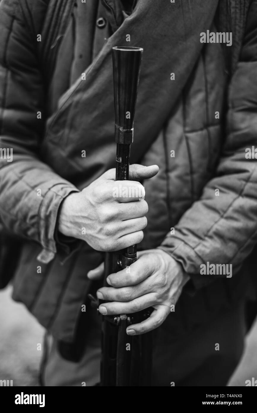 Mann Re-Enactor als Zweiter Weltkrieg sowjetische Russische Rote Armee Soldat Holding Weltkrieg Waffe Degtyaryov DP Maschinengewehr gekleidet. WWII WW2 Russian Ammunit Stockfoto