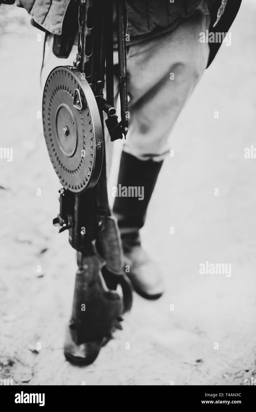 Mann Re-Enactor als Zweiter Weltkrieg sowjetische Russische Rote Armee Soldat Holding Weltkrieg Waffe Degtyaryov DP Maschinengewehr gekleidet. WWII WW2 Russian Ammunit Stockfoto