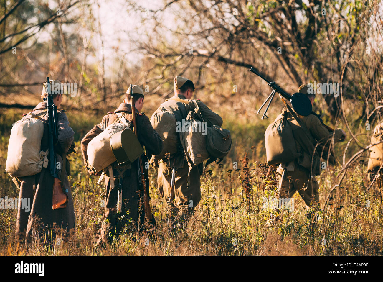 Re-enactors als Zweiter Weltkrieg russisch-sowjetischen Soldaten der Roten Armee Marschieren durch den Wald gekleidet. Soldat des zweiten WELTKRIEGS WW 2 Mal. Stockfoto