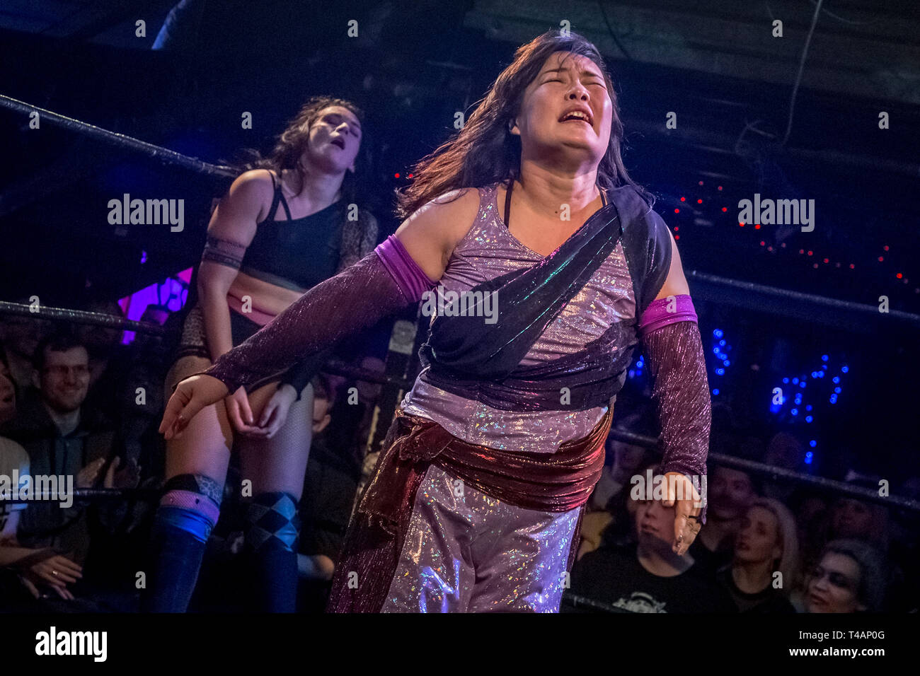 London, Großbritannien. 13. April 2019. Eva Frauen Wrestling" größer als SHEsus "Professional Women wrestling Veranstaltung. Credit: Guy Corbishley/Alamy leben Nachrichten Stockfoto