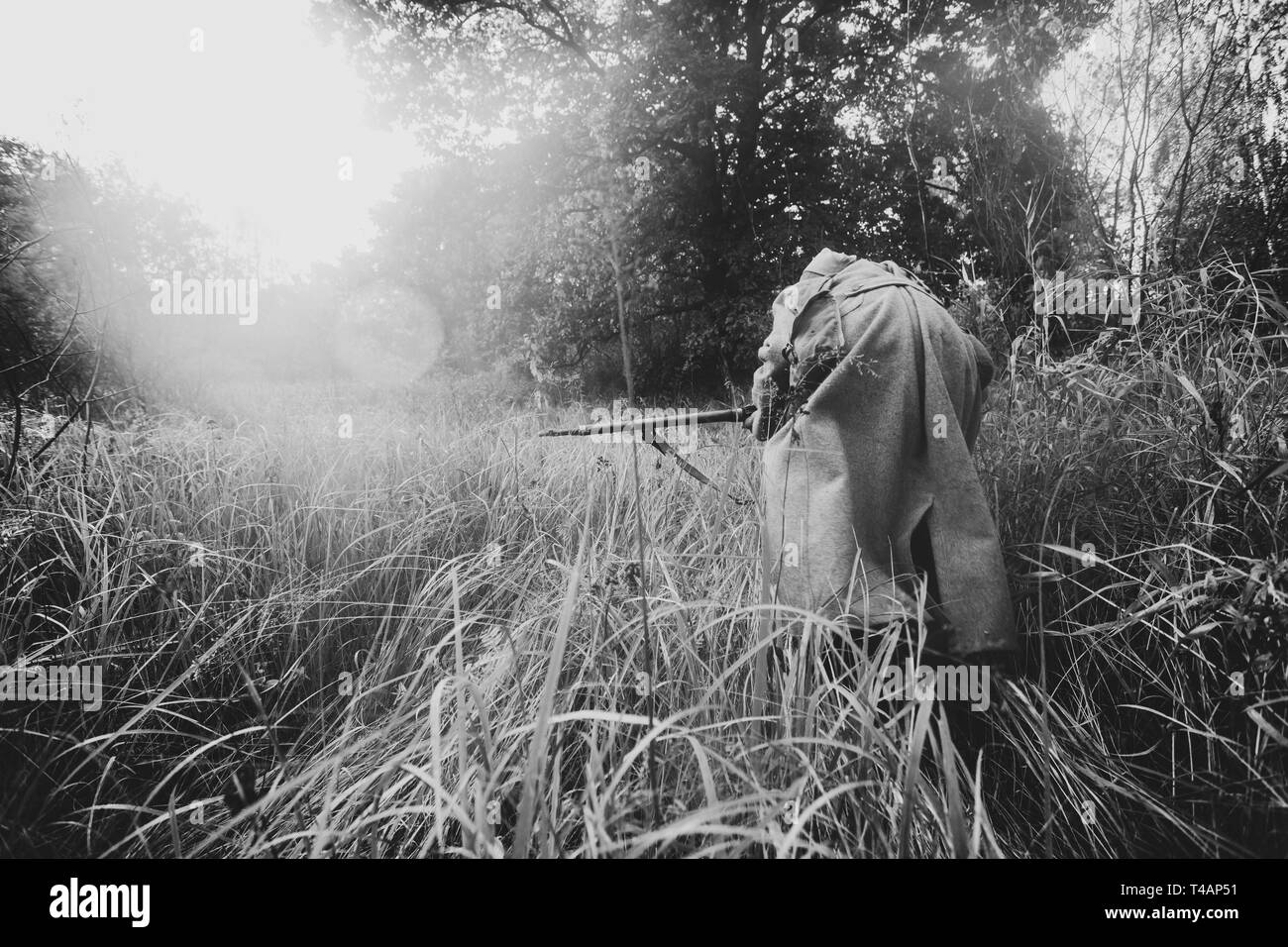 Re-Enactor gekleidet als Zweiter Weltkrieg russisch-sowjetischen Roten Armee Soldat mit Gewehr Waffe schnell läuft durch den Wald. Soldat des zweiten WELTKRIEGS WW 2 Mal. Ph Stockfoto