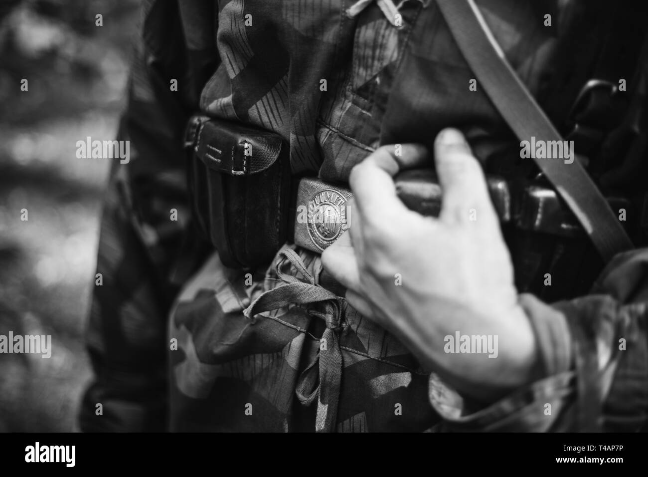 Re-Enactor gekleidet als Zweiter Weltkrieg Deutsche Wehrmacht Soldat hält seine Hände auf einer Cartridge Belt. Details der Deutschen Militär WWII Uniform. Soldaten werden. Stockfoto