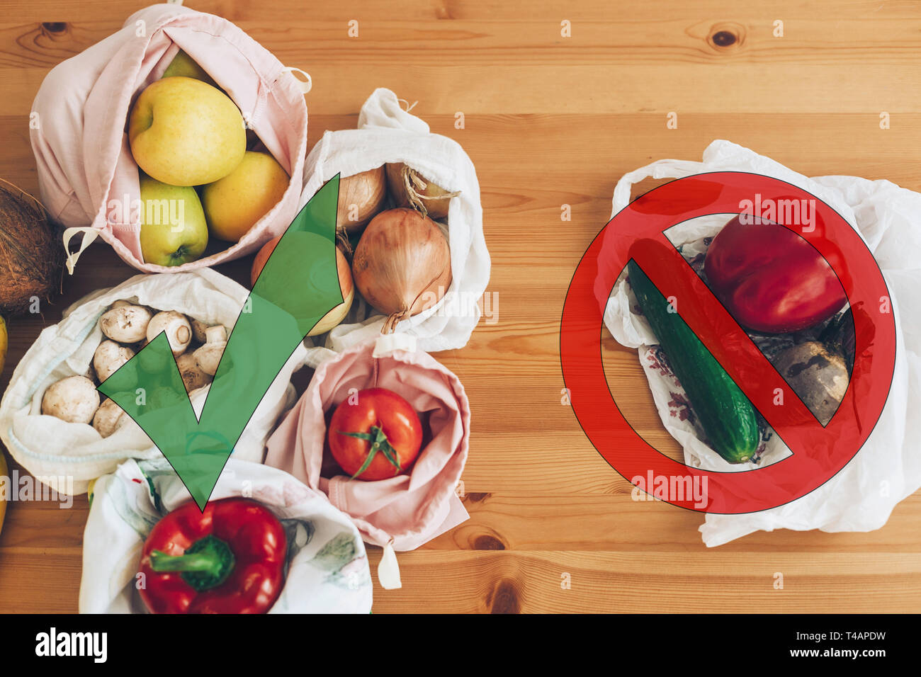 Verbot single use Kunststoff. Null Abfall shopping Konzept. Frische Lebensmittel in wiederverwendbaren eco Taschen und Gemüse in Kunststoff Polyethylen Beutel auf Holztisch. Stockfoto