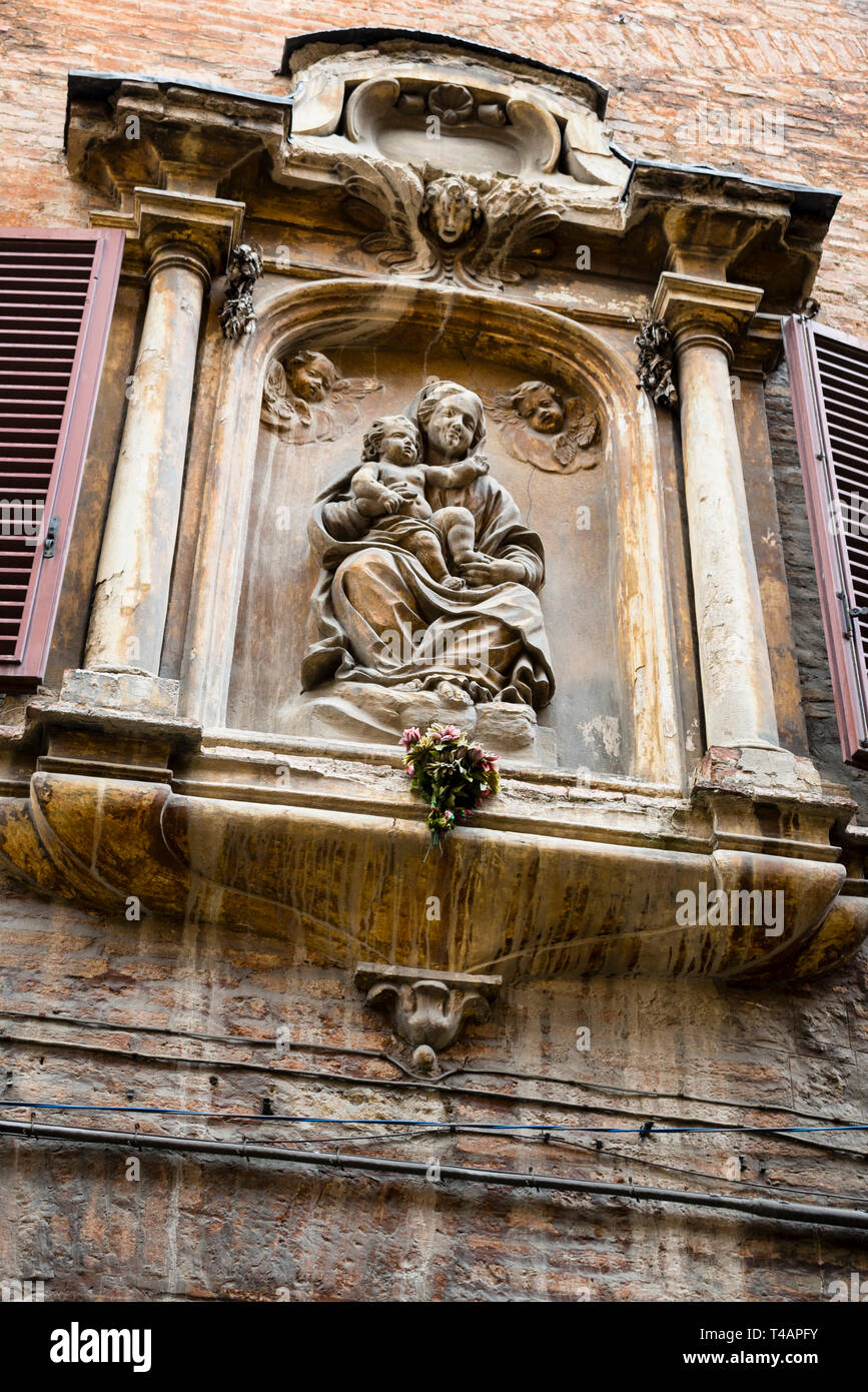 Mittelalterliches Basrelief der Jungfrau Maria und des Jesuskindes in Siena, Italien. Stockfoto