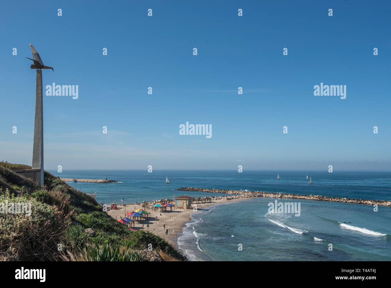 Israel, Tel Aviv - 2. Februar 2019: Gan Haatzmaout - Independence Park: Dieser weitläufige Erholungsgebiet am Strand hat gepflasterte Gehwege, einem eingezäunten Hund r Stockfoto