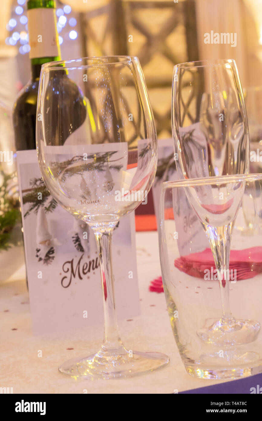 Rezeption und Party Tisch, mit Glas Wein und Champagner Glas, Menü und einer Flasche Wein. Stockfoto