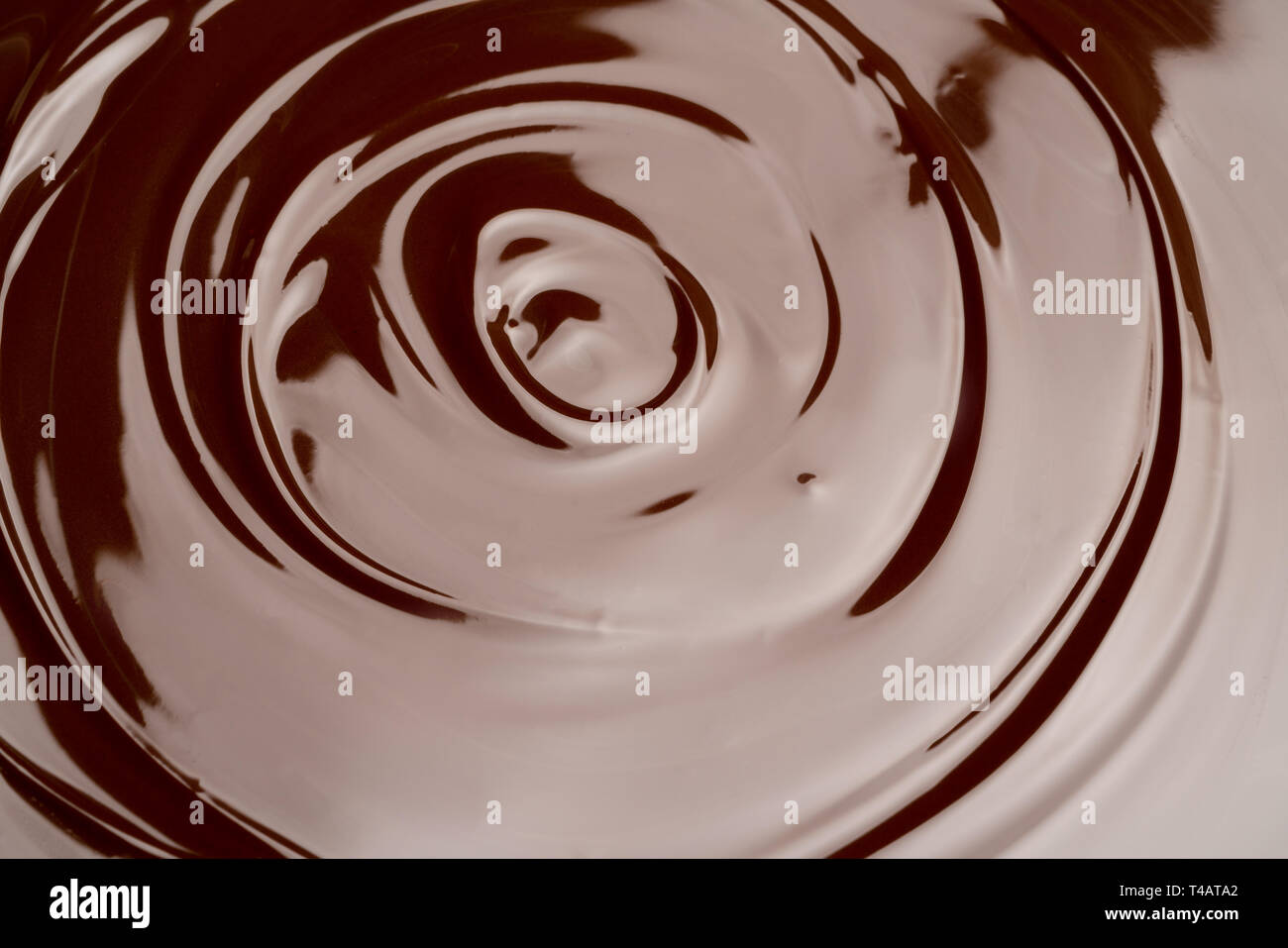 Makro des geschmolzenen Milch- oder dunkler Schokolade swirl Hintergrund Stockfoto