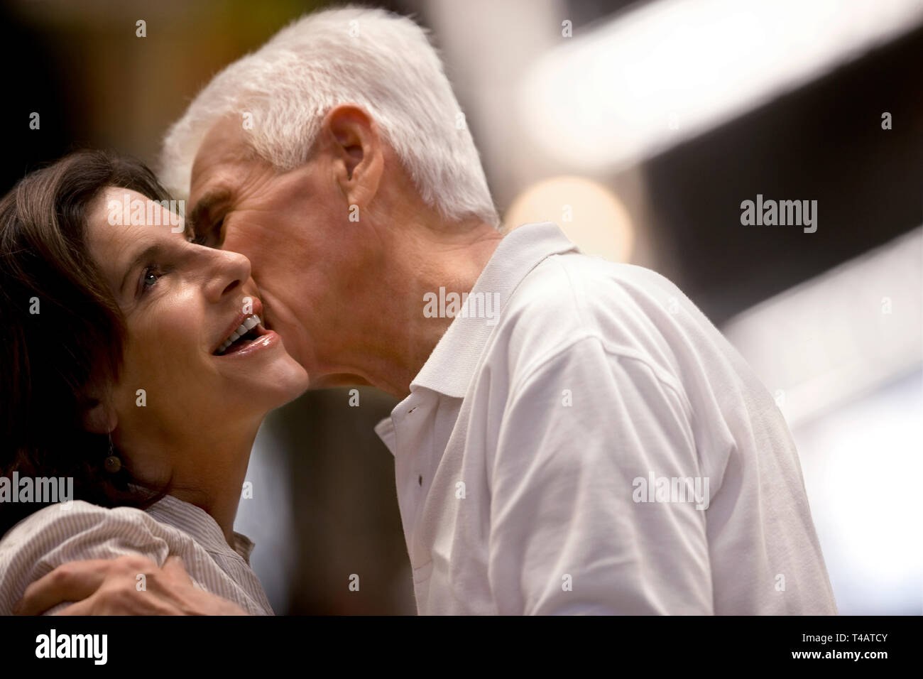 Mann mittleren Alters seine Frau Küssen auf die Wange. Stockfoto