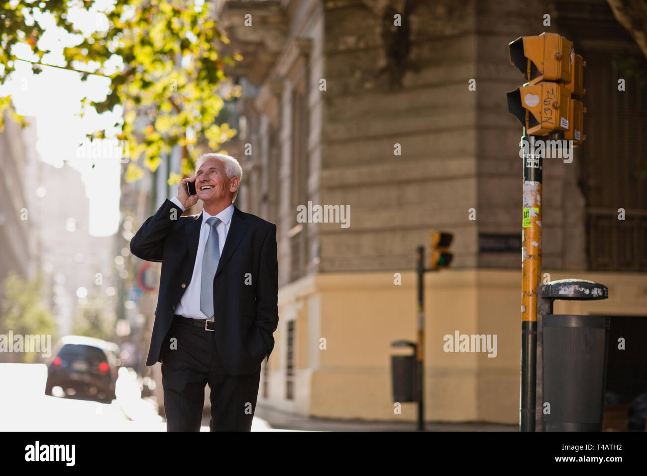Ausgereifte Mann hören auf Mobiltelefon Straße der Stadt. Stockfoto