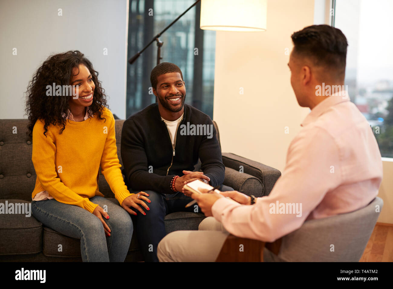 Frau sitzt auf der Couch treffen mit männlichen Beziehung Ratgeber in Office Stockfoto