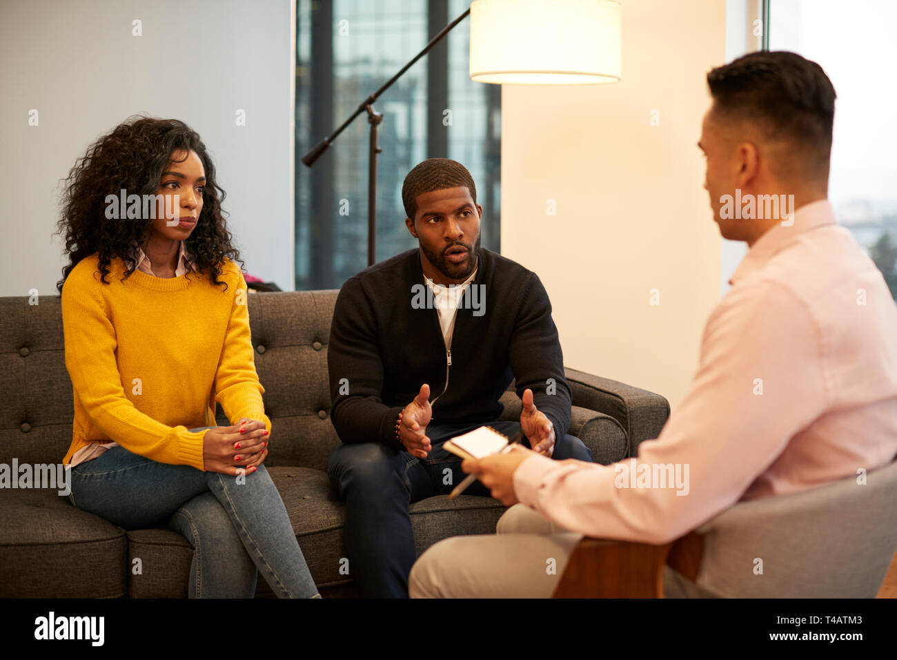 Frau sitzt auf der Couch treffen mit männlichen Beziehung Ratgeber in Office Stockfoto