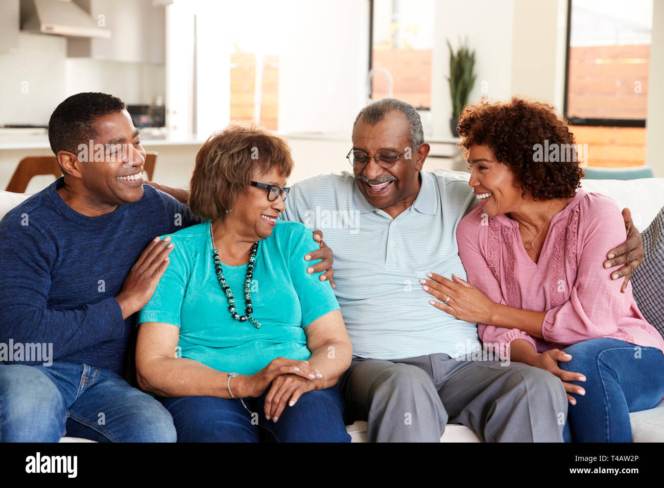 Schwarz Paar mittleren Alters und Eltern zusammen zu Hause entspannen Stockfoto