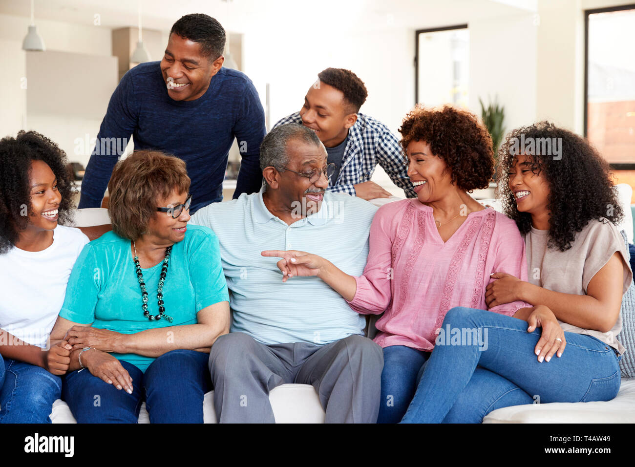 Happy multi Generation schwarze Familie zusammen zu Hause entspannen Stockfoto