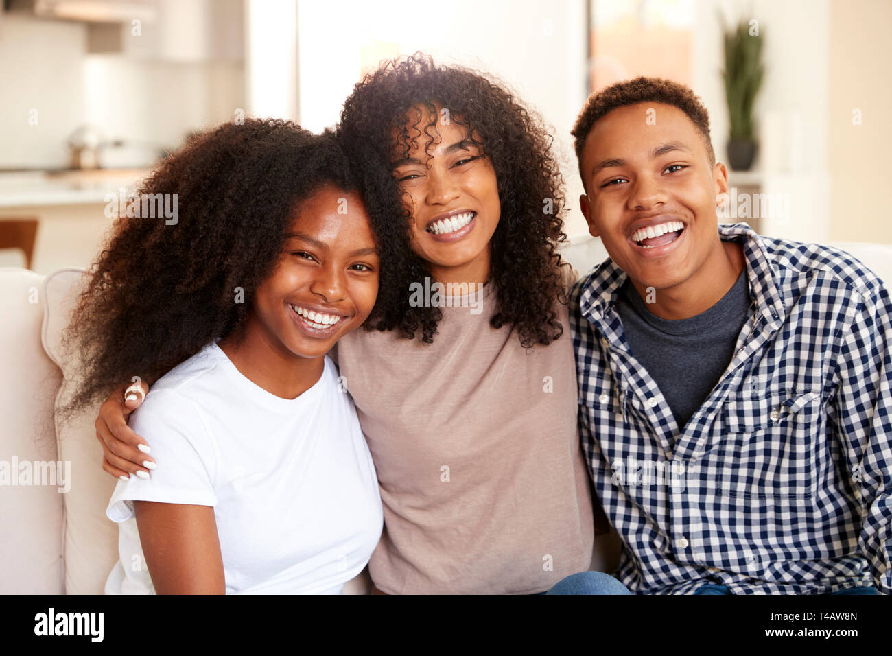 Schwarze Teenager und junge Erwachsene Bruder und Schwestern Lächeln für die Kamera, in der Nähe Stockfoto