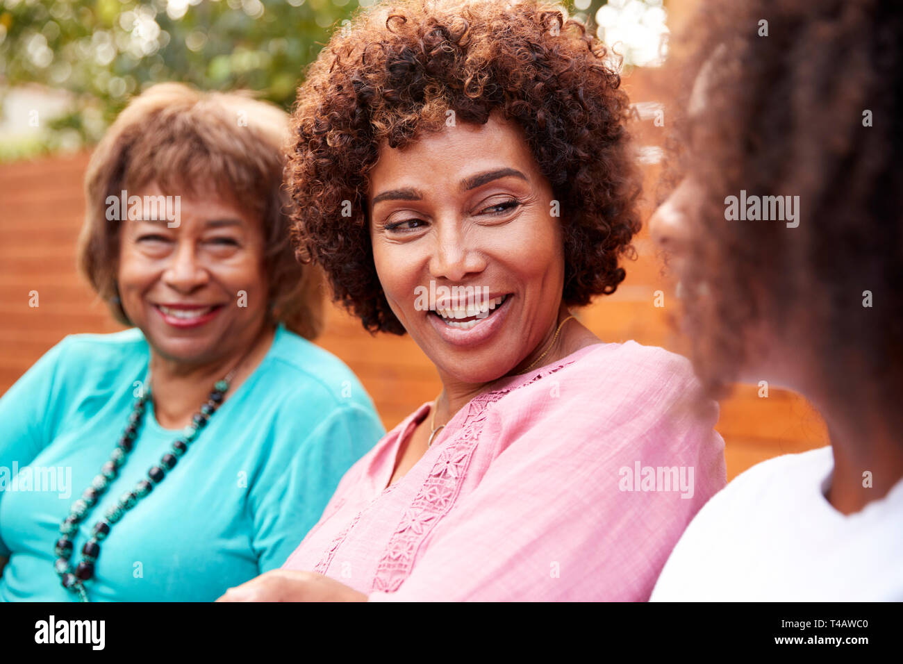 Drei Generationen von weiblichen Familienangehörigen sprechen außerhalb Stockfoto