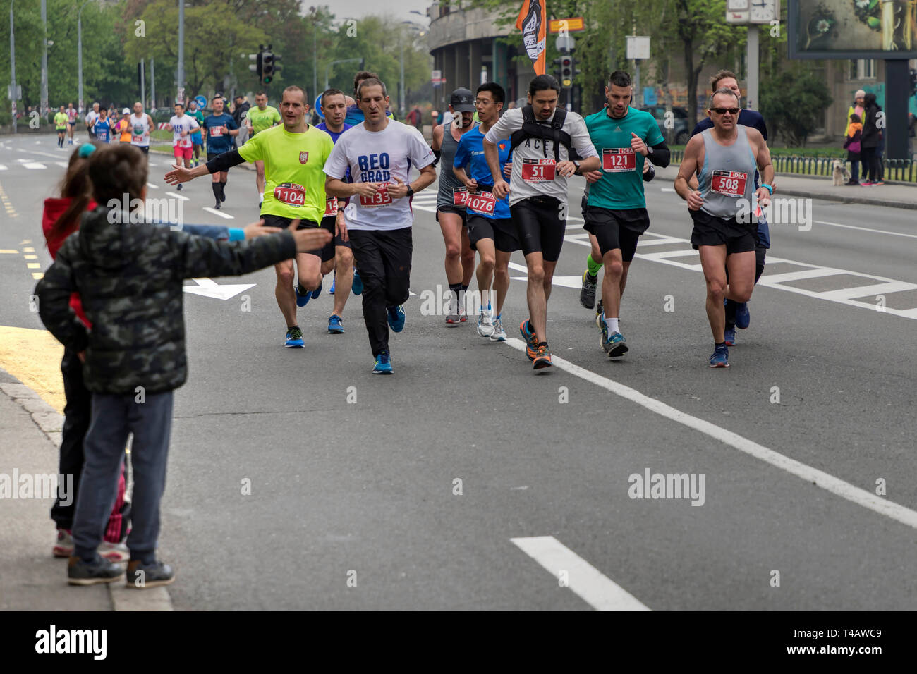 Serbien, 14. April 2019: Die 32. Belgrad Marathon Teilnehmer liefen die Straße in Belgrade Karadjordjeva Stockfoto