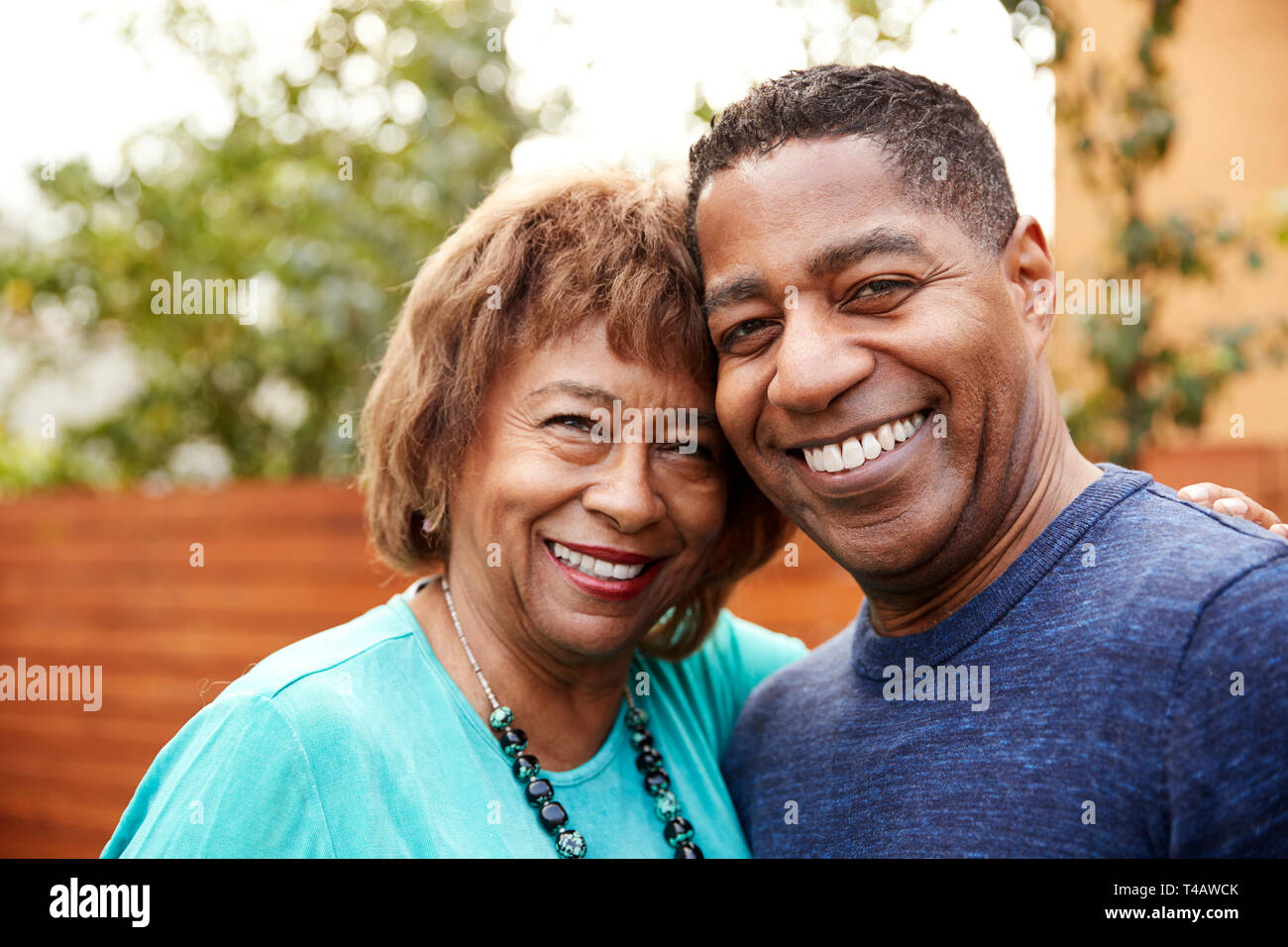 Ältere schwarze Frau und Ihren Sohn im mittleren Alter auf Kamera, Kopf und Schultern, Lächeln, Nahaufnahme Stockfoto
