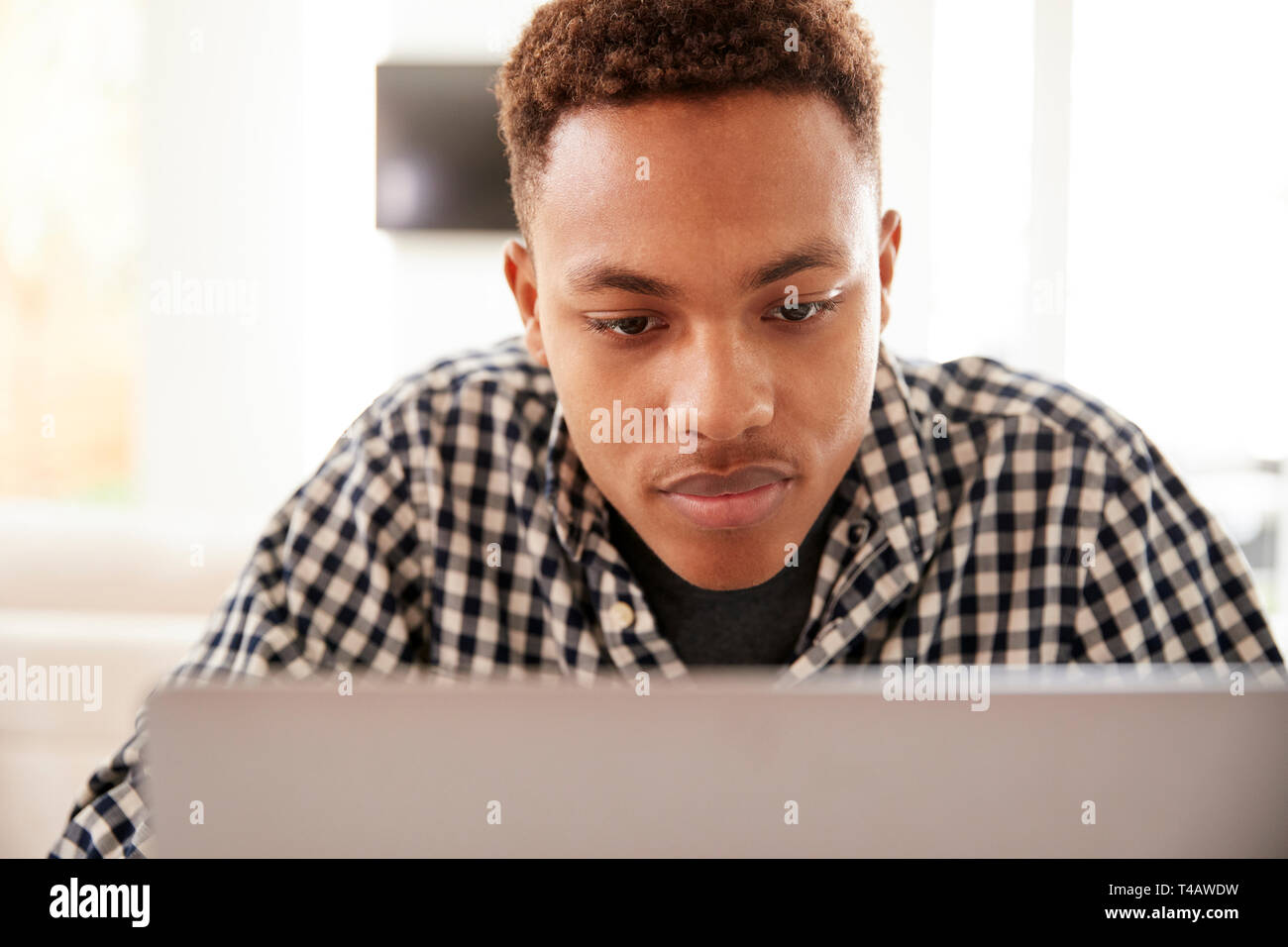 Nahaufnahme von männlichen schwarzen Teenager einen Laptop verwenden, Vorderansicht Stockfoto
