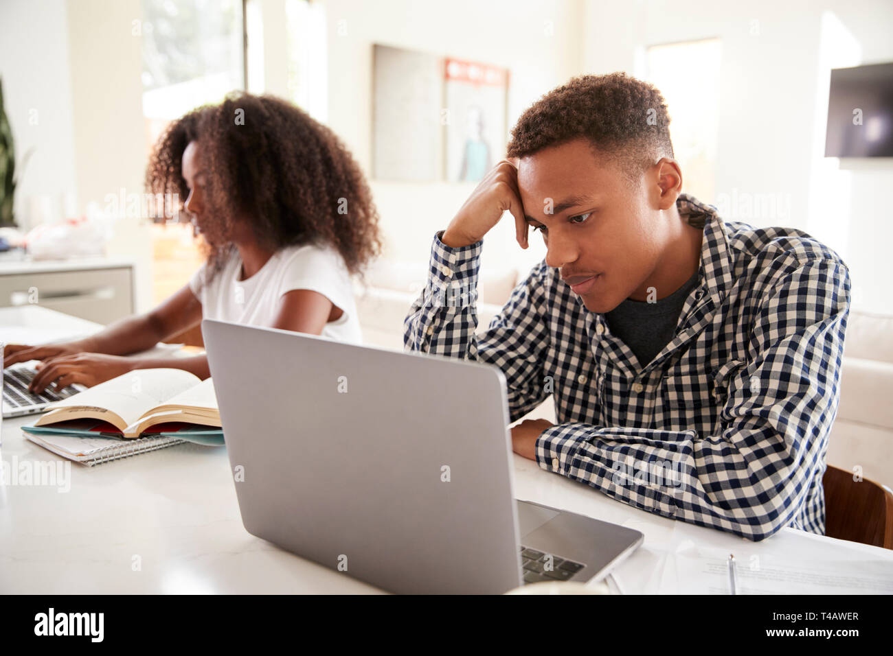 Schwarze Teenager Bruder und Schwester Arbeiten am Laptop zu Hause Stockfoto