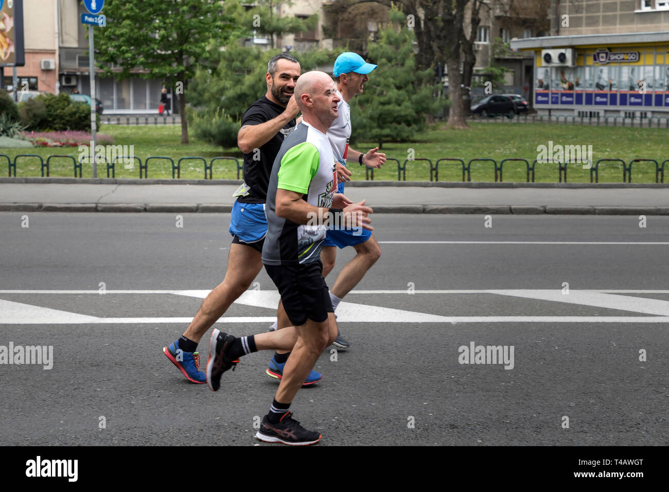 Serbien, 14. April 2019: Gruppe der 32 Belgrad Marathon Teilnehmer liefen die Straße in Belgrade Karadjordjeva Stockfoto