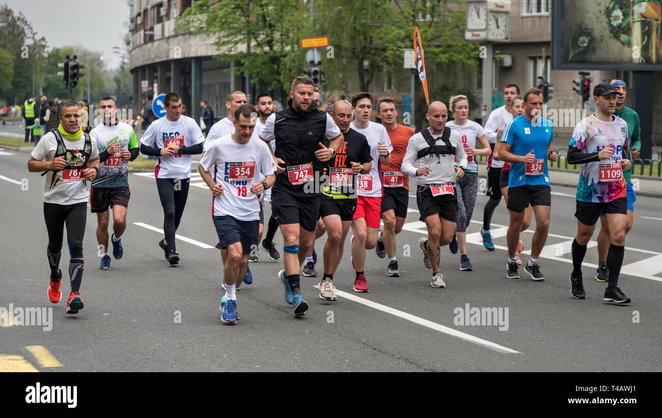 Serbien, 14. April 2019: Die 32. Belgrad Marathon Teilnehmer liefen die Straße in Belgrade Karadjordjeva Stockfoto