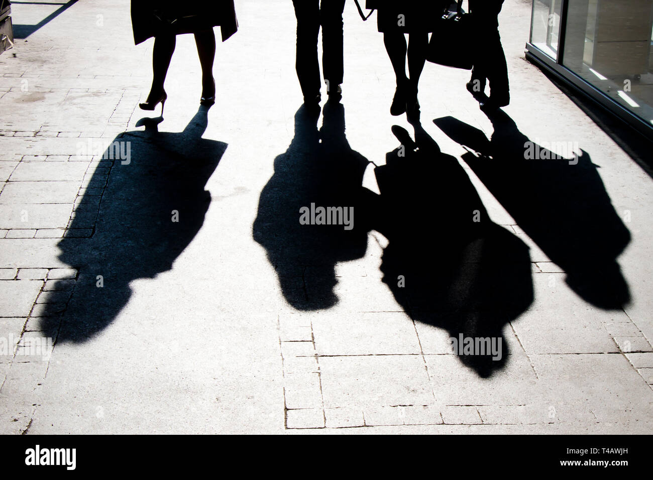 Verschwommene Schatten Silhouette von Menschen zu Fuß auf Stadt Fußgängerzone in hoher Kontrast schwarz und weiß Stockfoto