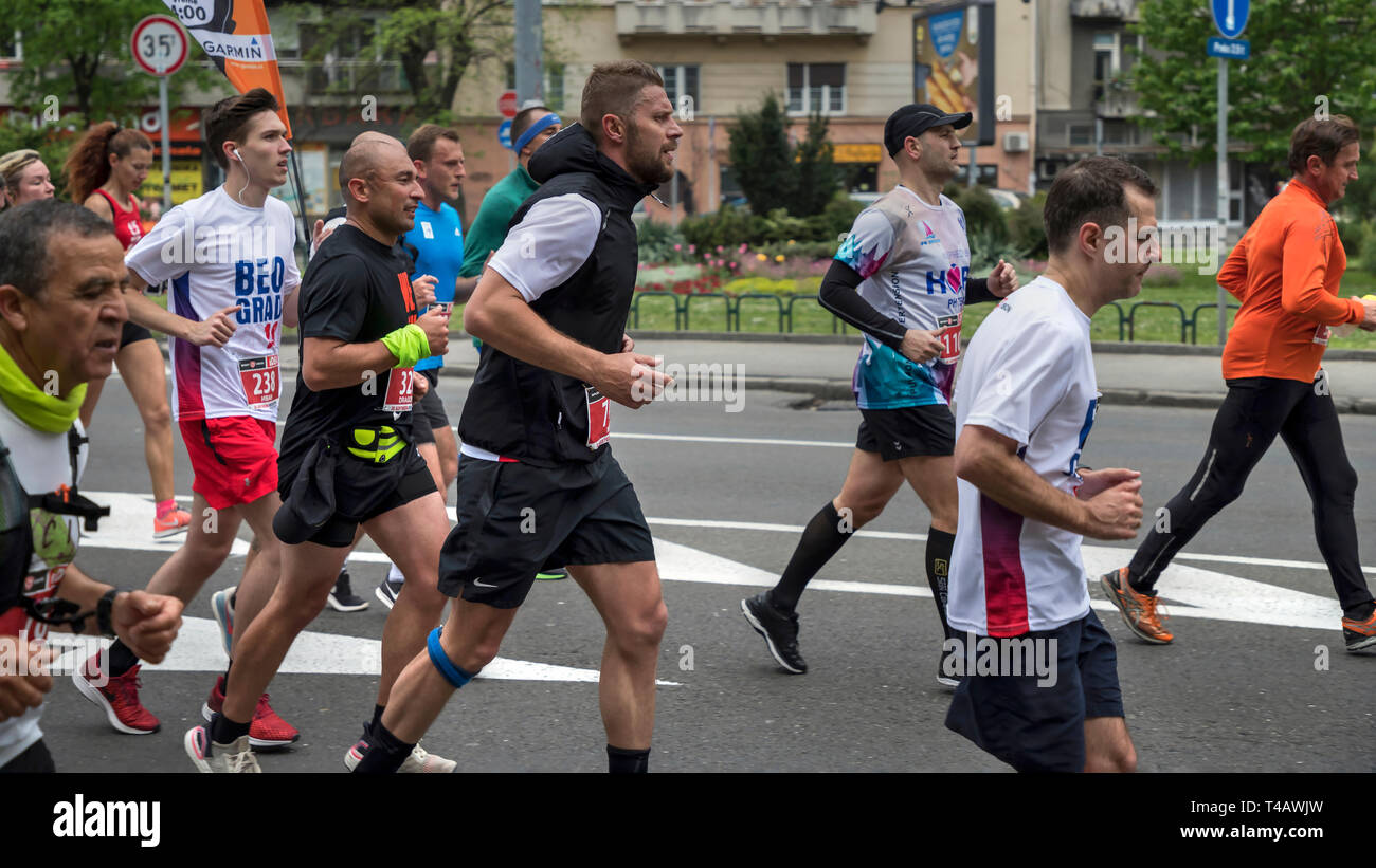 Serbien, 14. April 2019: Die 32. Belgrad Marathon Teilnehmer liefen die Straße in Belgrade Karadjordjeva Stockfoto